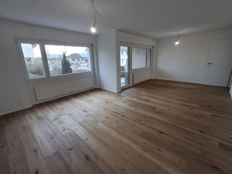 Totalsanierte, helle 5-Zimmer-Wohnung mit Tiefgaragenparkplatz