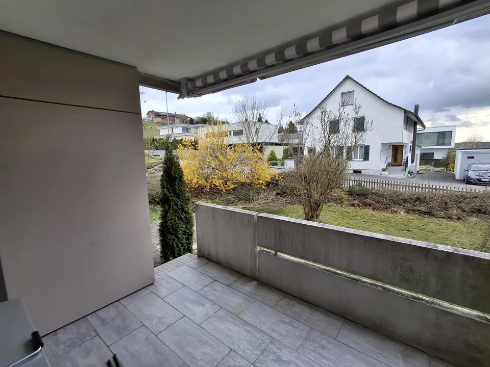 Totalsanierte, helle 5-Zimmer-Wohnung mit Tiefgaragenparkplatz