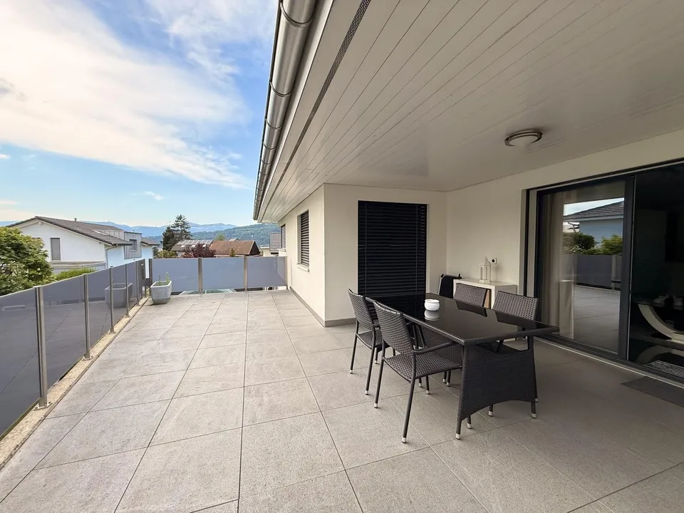 Helle 2,5 Zi. Terrassenwohnung im OG mit 40m2 teils überdachter schöner Terrasse