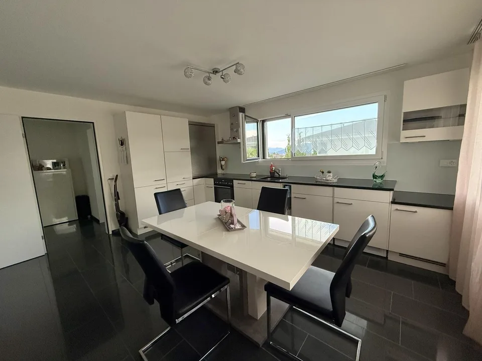 Helle 2,5 Zi. Terrassenwohnung im OG mit 40m2 teils überdachter schöner Terrasse