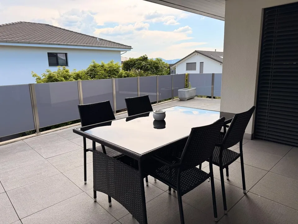 Helle 2,5 Zi. Terrassenwohnung im OG mit 40m2 teils überdachter schöner Terrasse
