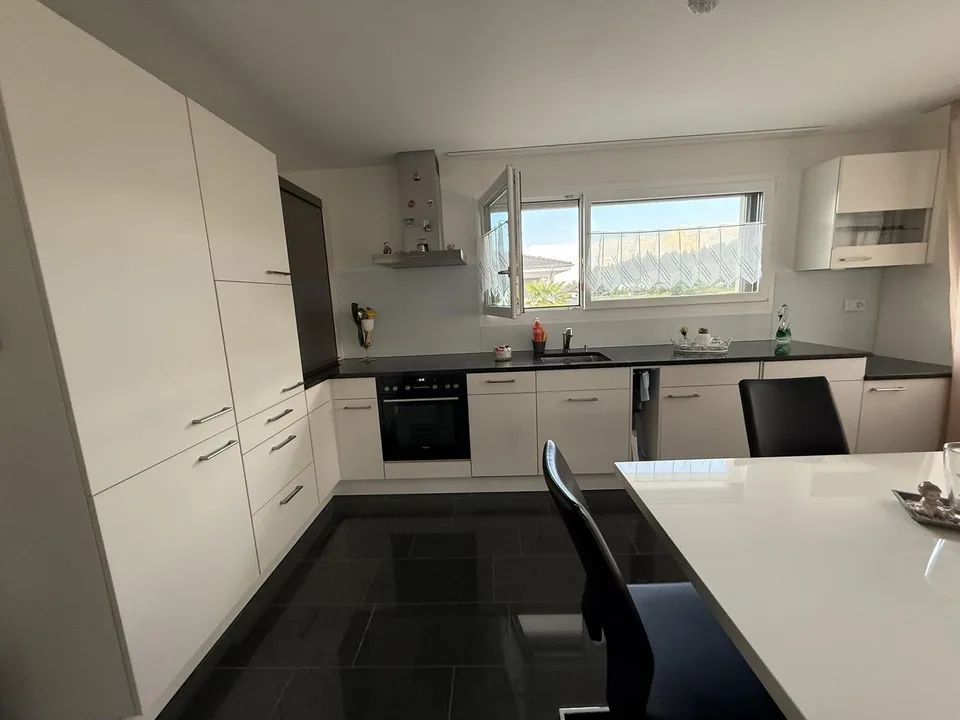 Helle 2,5 Zi. Terrassenwohnung im OG mit 40m2 teils überdachter schöner Terrasse