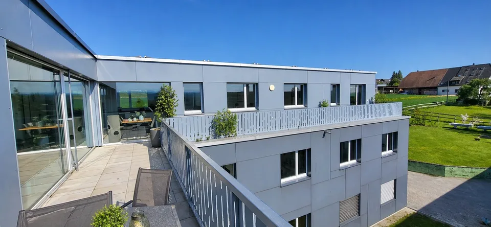 Attikawohnung mit Wintergarten-Charakter, grosszügigen Terrassen und Smart Home