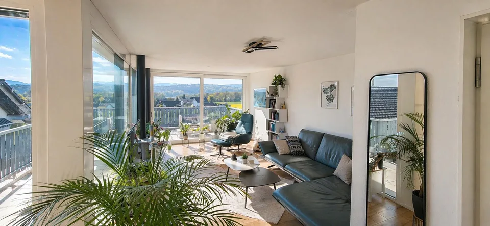 Attikawohnung mit Wintergarten-Charakter, grosszügigen Terrassen und Smart Home