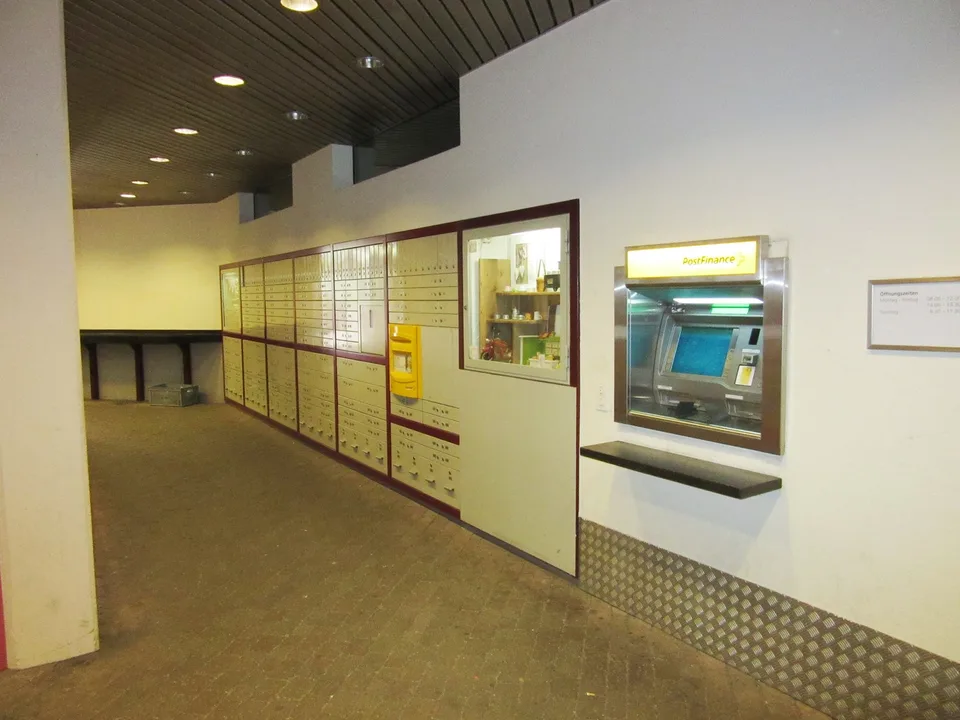 Schaufenster beim Postgebäude in Huttwil