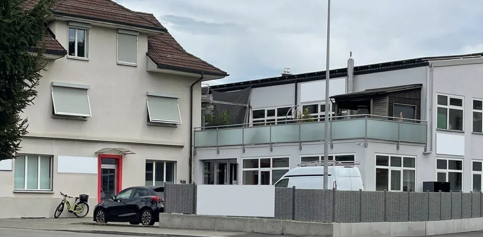 Gewerbehalle mit Büro