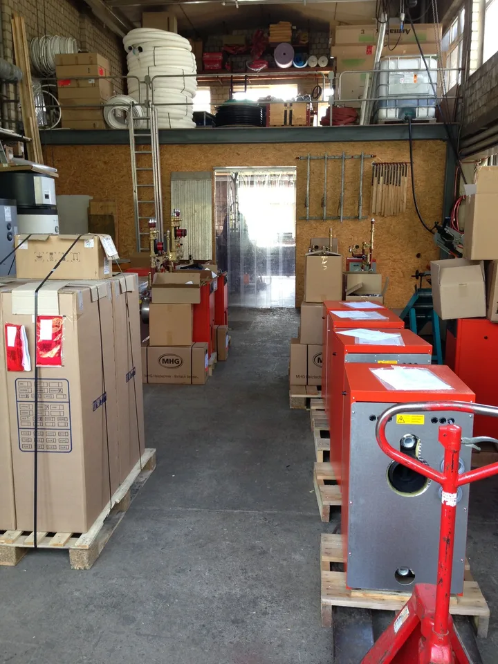 Gewerbehalle mit Büro