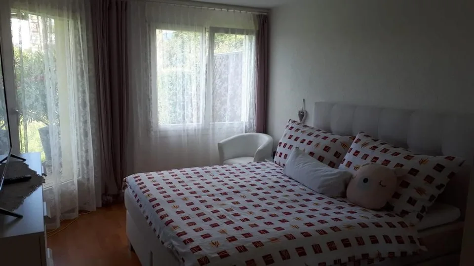 Helle 3.5-Zimmer-Eigentumswohnung mit Garten zu vermieten
