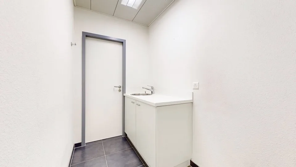 Top vernetzte Praxis-/Bürofläche mit hoher Laufkundschaft – foto 8 di 11