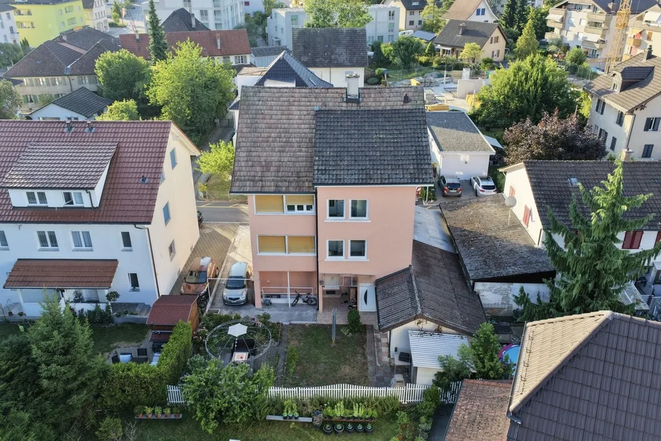 ATTRAKTIVES MEHRFAMILIENHAUS IN ZENTRALER LAGE - TOP RENDITE 5.4 %