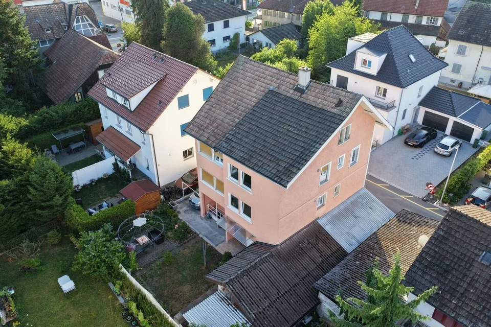 ATTRAKTIVES MEHRFAMILIENHAUS IN ZENTRALER LAGE - TOP RENDITE 5.4 %