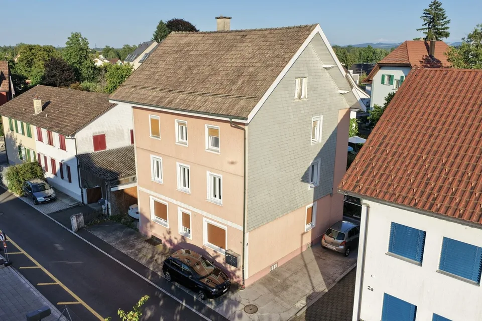 ATTRAKTIVES MEHRFAMILIENHAUS IN ZENTRALER LAGE - TOP RENDITE 5.4 %