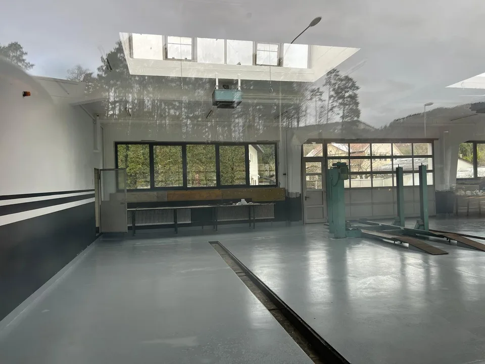 Autowerkstatt mit Waschplatz und Showroom   395 m2