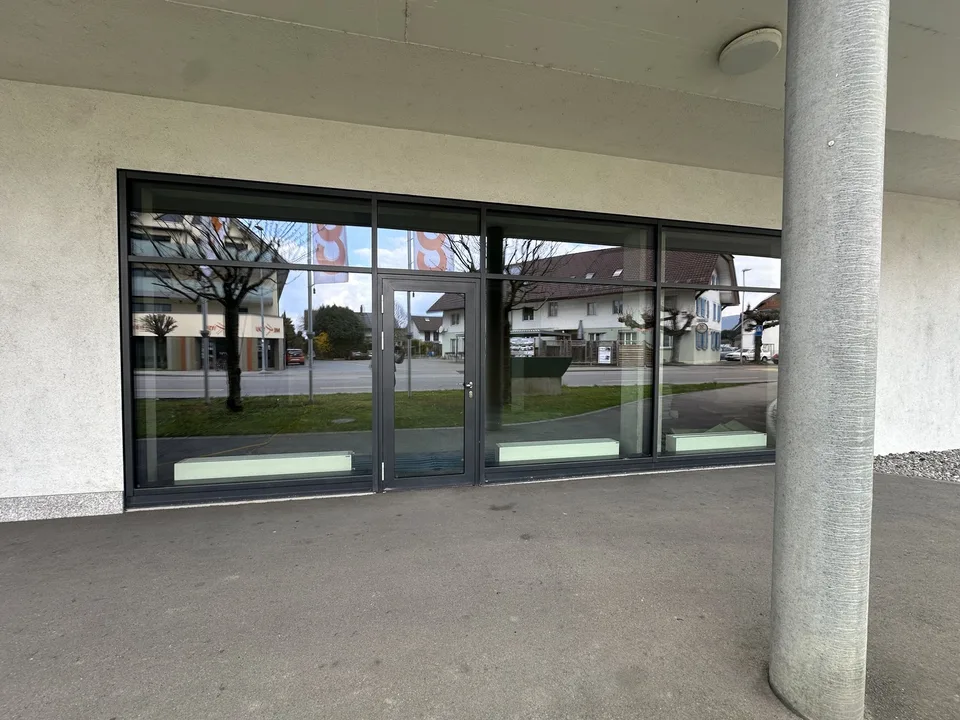 Attraktive Gewerbeflächen im lebendigen Zentrum von Studen BE – ideale Lage für Ihren Geschäftserfolg