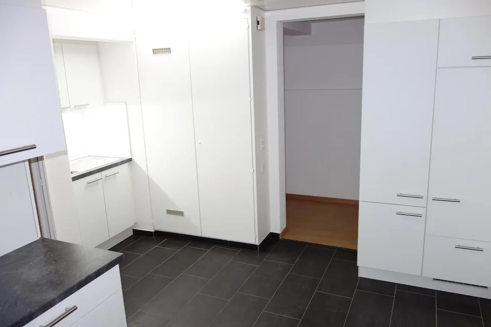 Neuwertige unmöblierte 3.5 Zimmerwohnung zentral in Biel