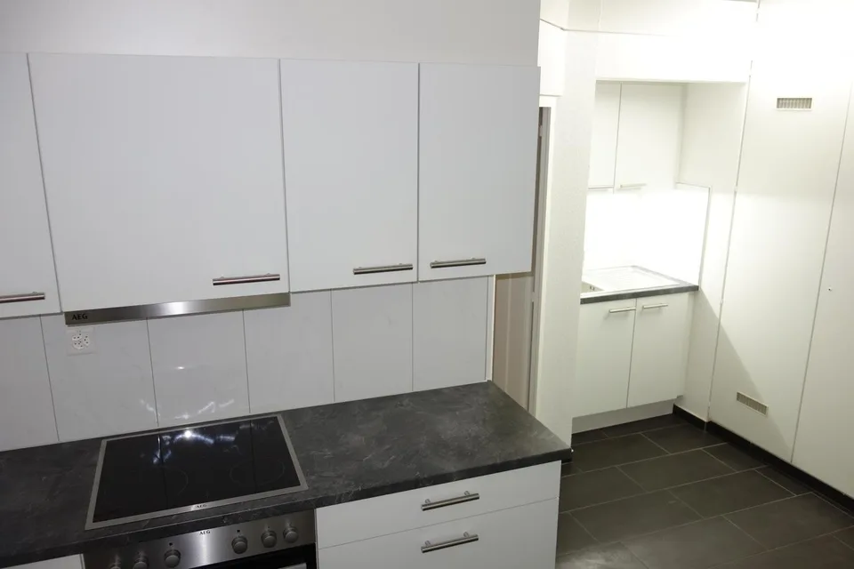 Neuwertige unmöblierte 3.5 Zimmerwohnung zentral in Biel