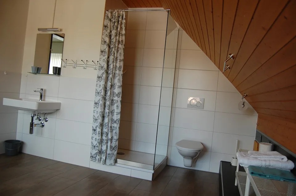 Grosses Zimmer mit eigenem Bad für Dame oder Paar