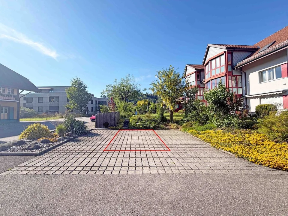 Langer Aussenparkplatz an der Alpenstrasse