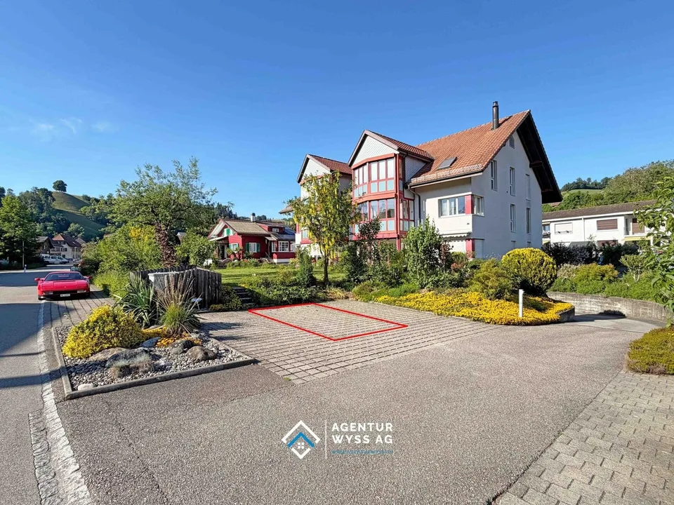Langer Aussenparkplatz an der Alpenstrasse