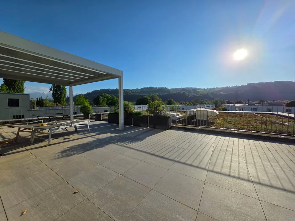 5.5-Zimmer-Attika-Traum mit Bergsicht & Allwetter-Pergola