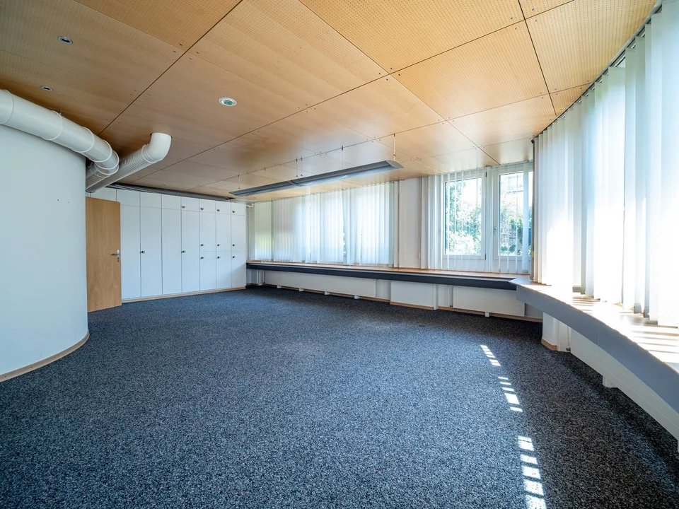 Zu vermieten - helle Gewerbefläche in Ueberstorf