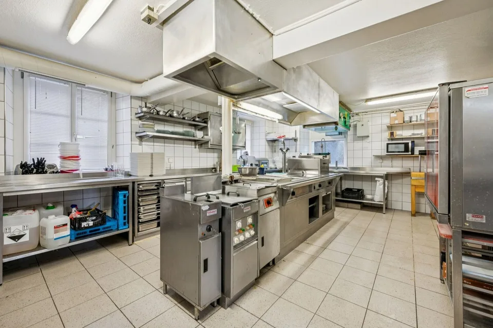 Attraktive Liegenschaft mit Restaurant und grossflächigem Parkplatz