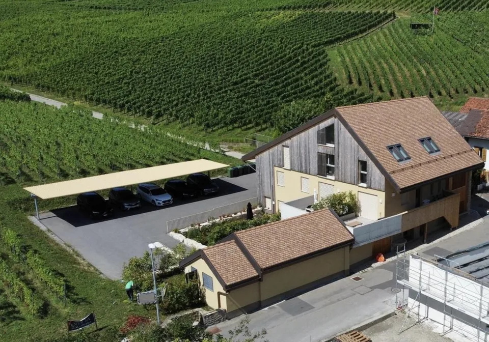 Duplex 4.5 pièces avec suite, hauts plafonds et 2 parkings couverts – proche lac de Morat
