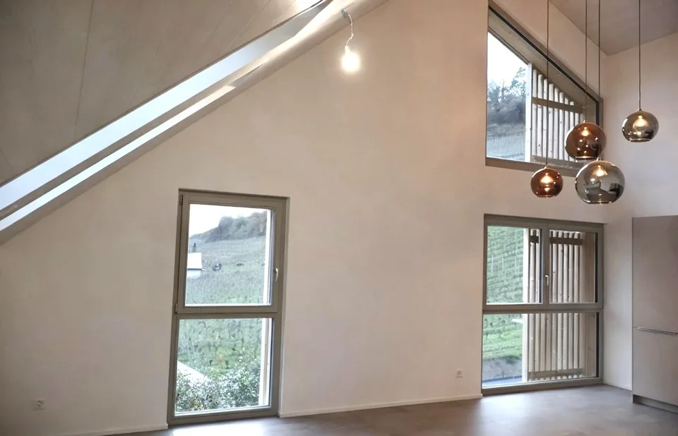 Duplex 4.5 pièces avec suite, hauts plafonds et 2 parkings couverts – proche lac de Morat