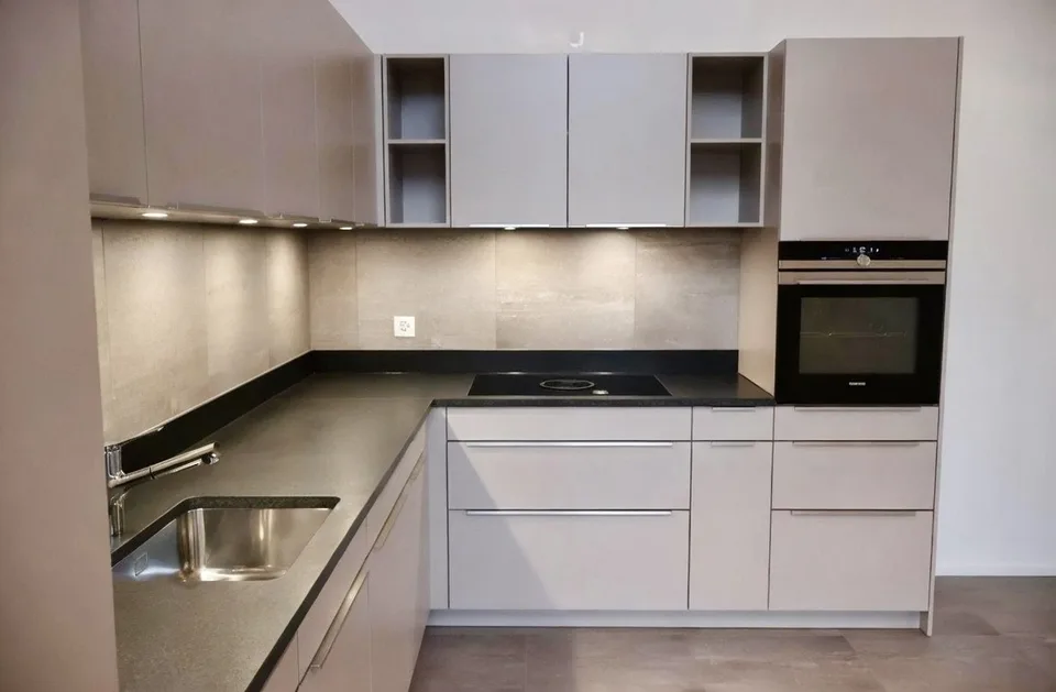 Duplex 4.5 pièces avec suite, hauts plafonds et 2 parkings couverts – proche lac de Morat