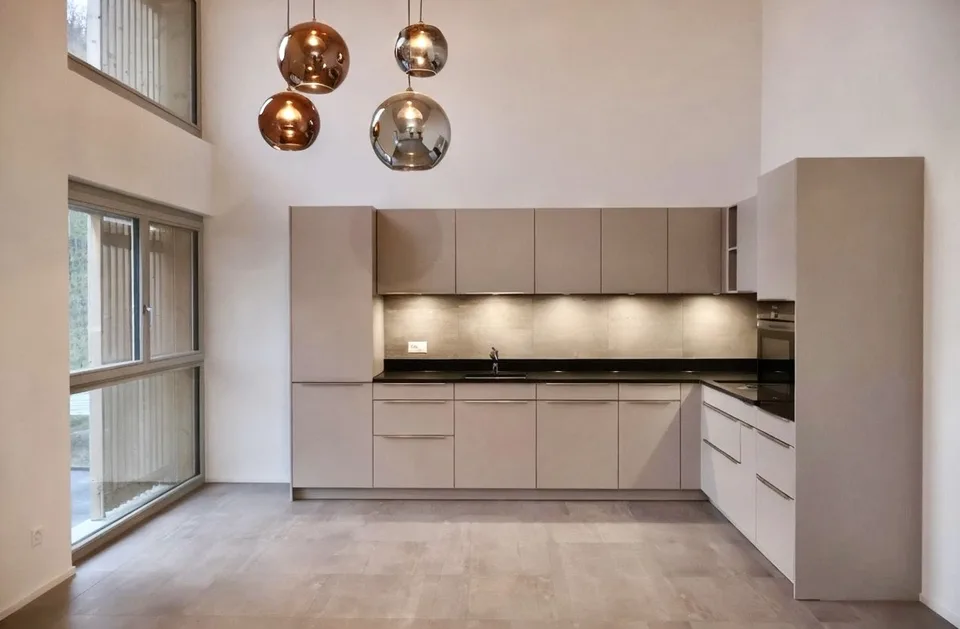 Duplex 4.5 pièces avec suite, hauts plafonds et 2 parkings couverts – proche lac de Morat