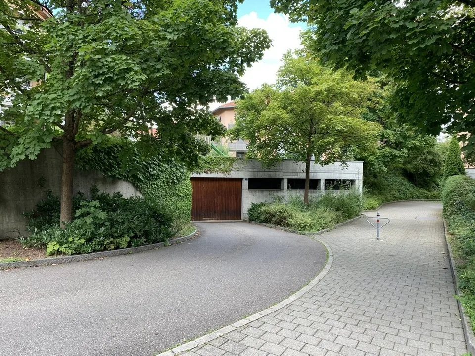 Einstellhallenplatz in Belp