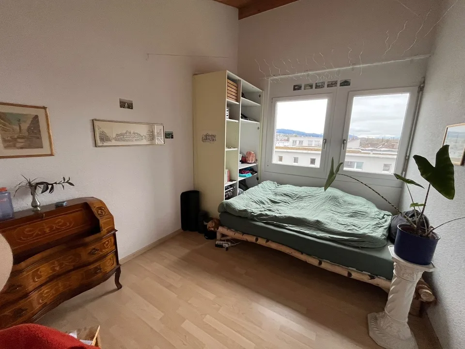 Schönes Zimmer mit Aussicht auf Berge, grosses Haus mit Garten