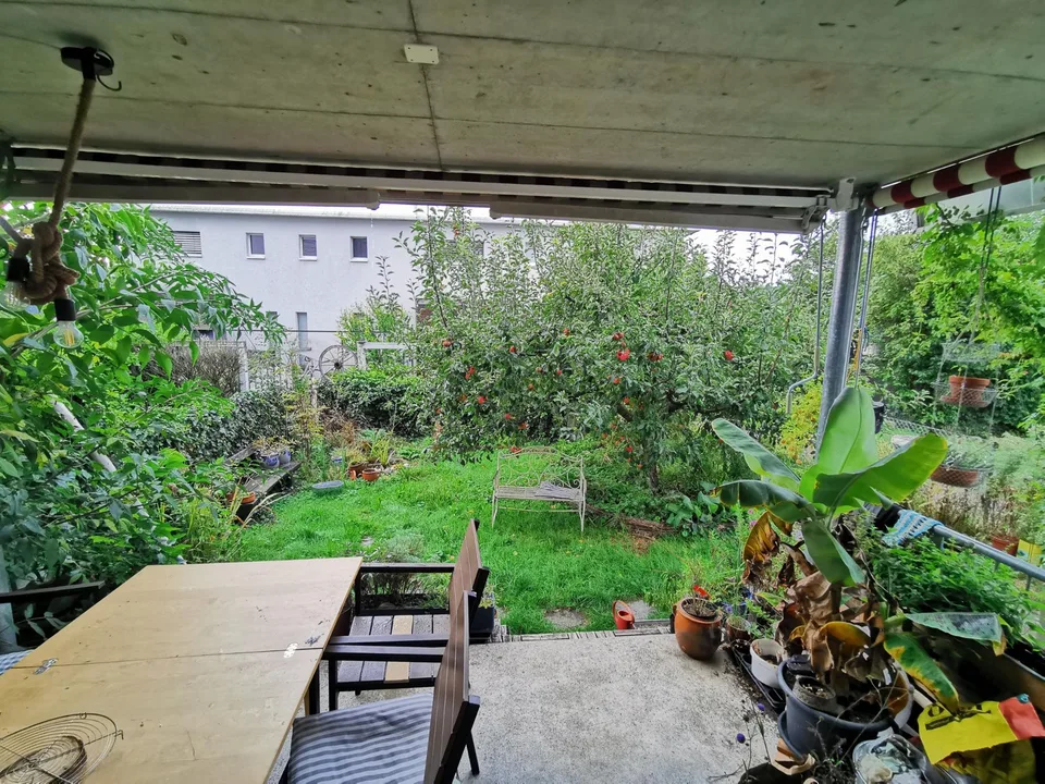 Schönes Zimmer mit Aussicht auf Berge, grosses Haus mit Garten