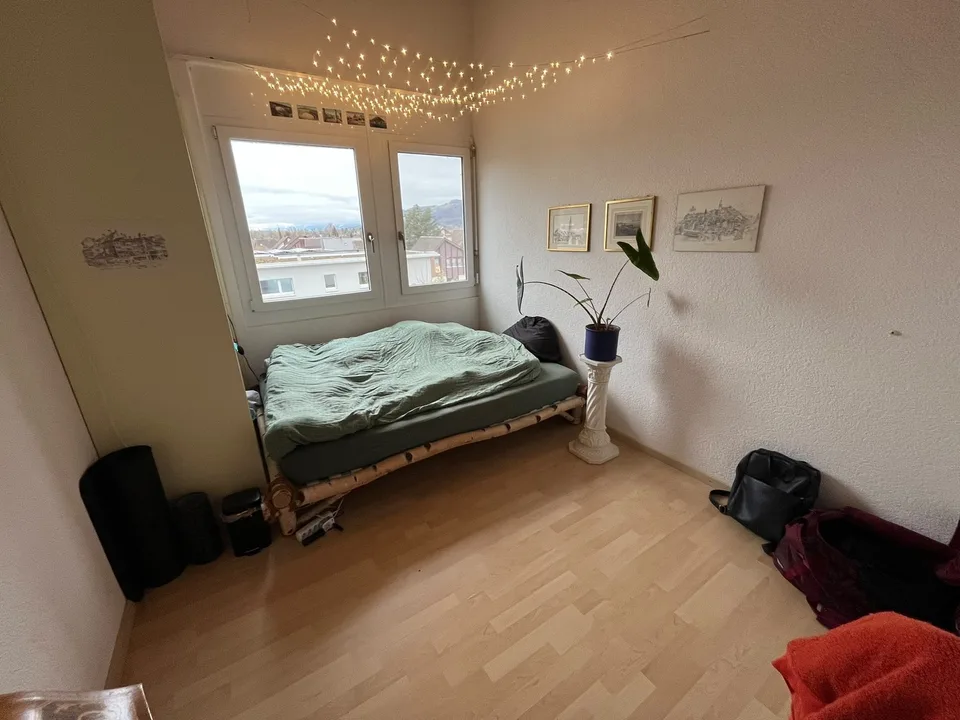 Schönes Zimmer mit Aussicht auf Berge, grosses Haus mit Garten
