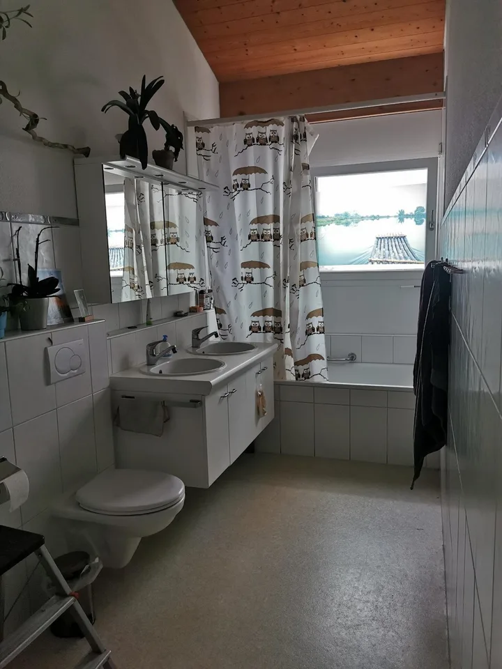 Schönes Zimmer mit Aussicht auf Berge, grosses Haus mit Garten