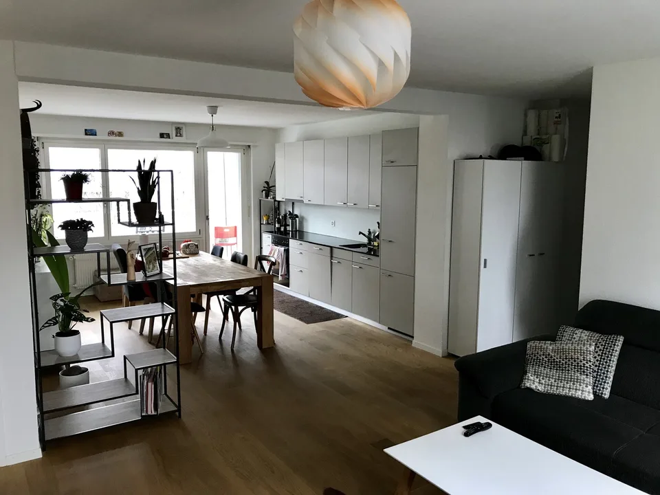Moderne 3.5-Zimmer-Wohnung mit grosszügigem Wohnbereich und Balkon