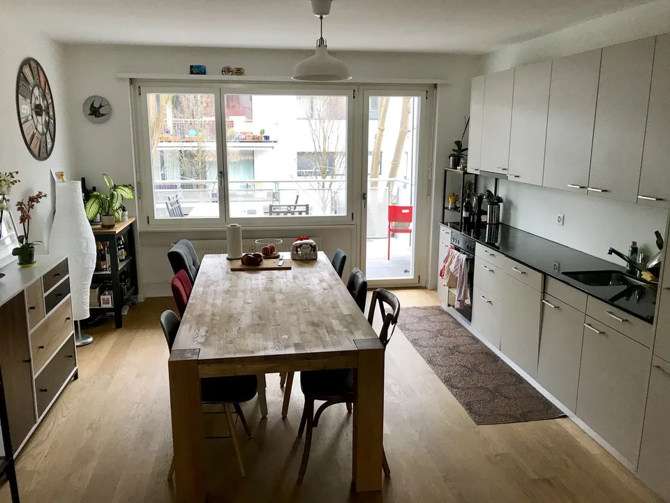 Moderne 3.5-Zimmer-Wohnung mit grosszügigem Wohnbereich und Balkon