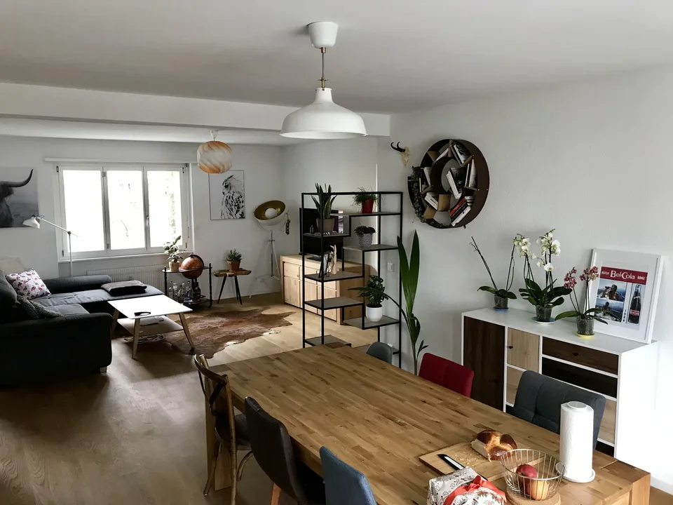 Moderne 3.5-Zimmer-Wohnung mit grosszügigem Wohnbereich und Balkon