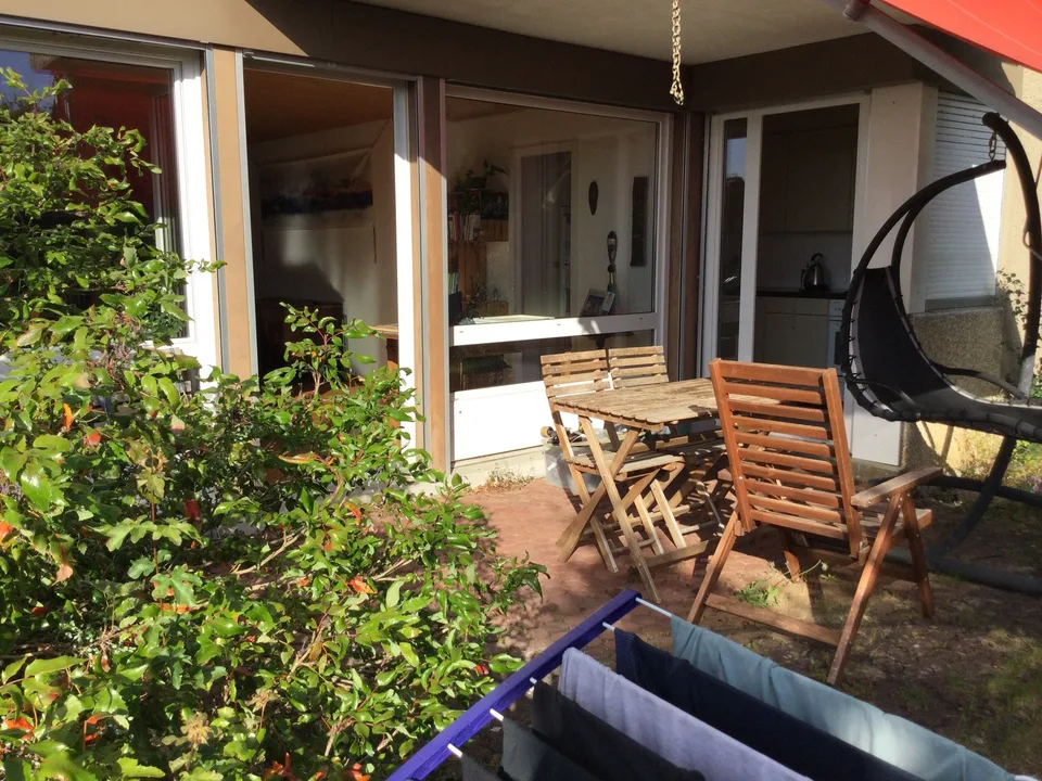 Parterre-Wohnung mit Sitzplatz, Balkon u. eigener Waschküche
