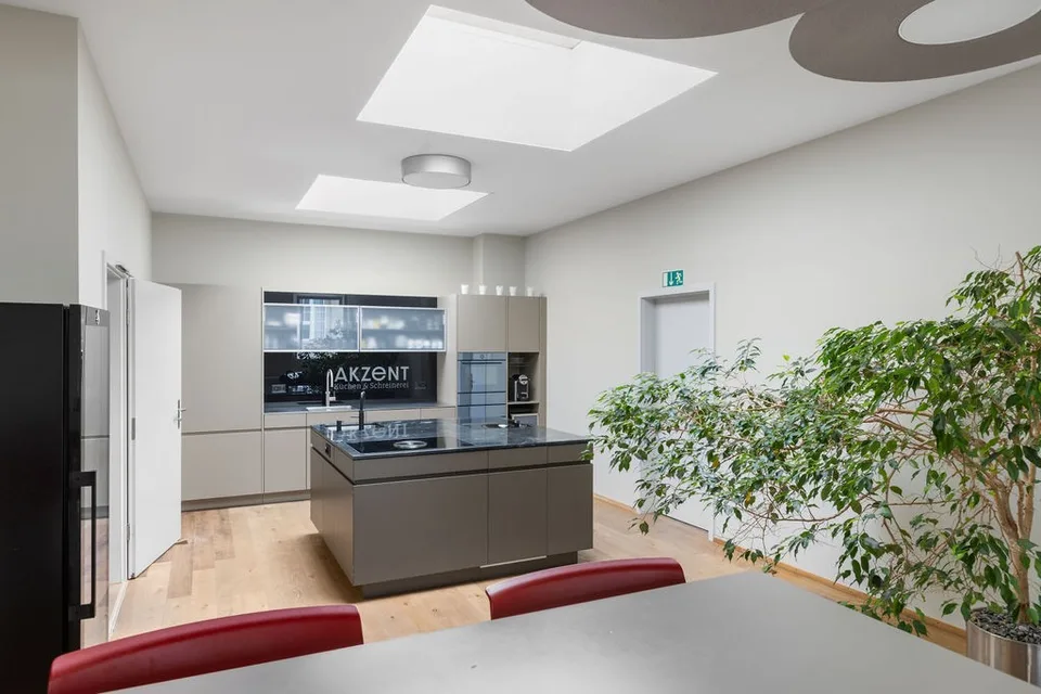 Gewerbezentrum mit Lager, Büro und Showroom an attraktiver Lage in Ittigen