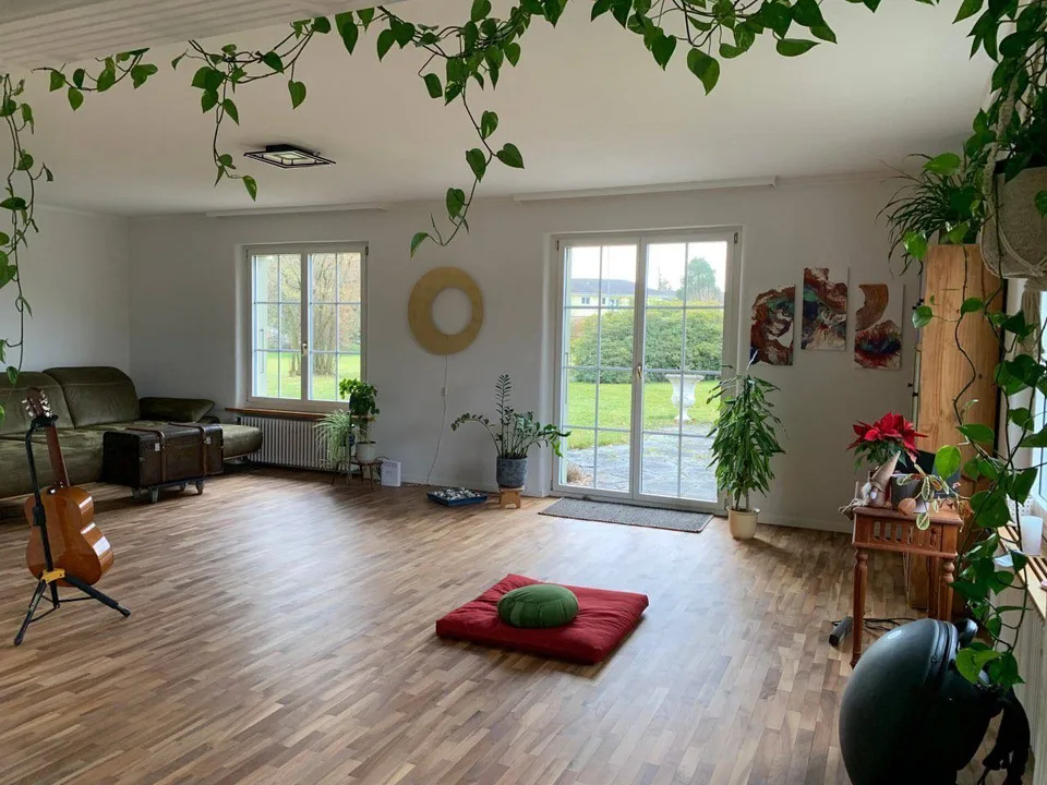 Untermiete August - September: WG-Zimmer in grossem Haus