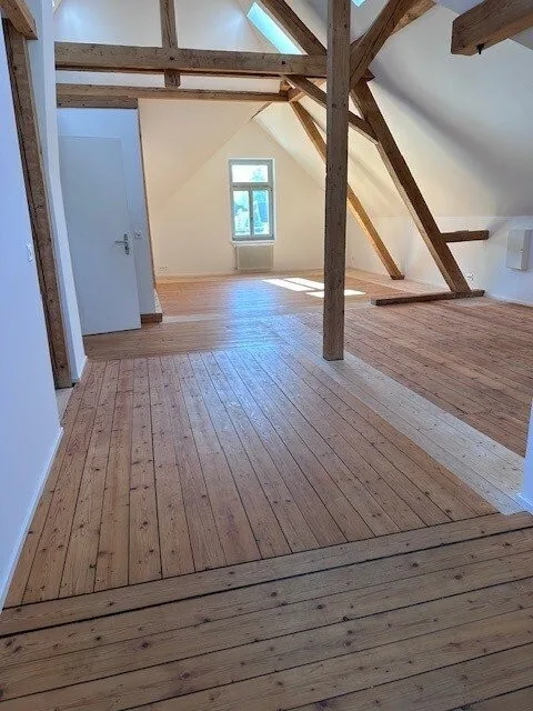Attraktives Büro/Atelier im Dachgeschoss
