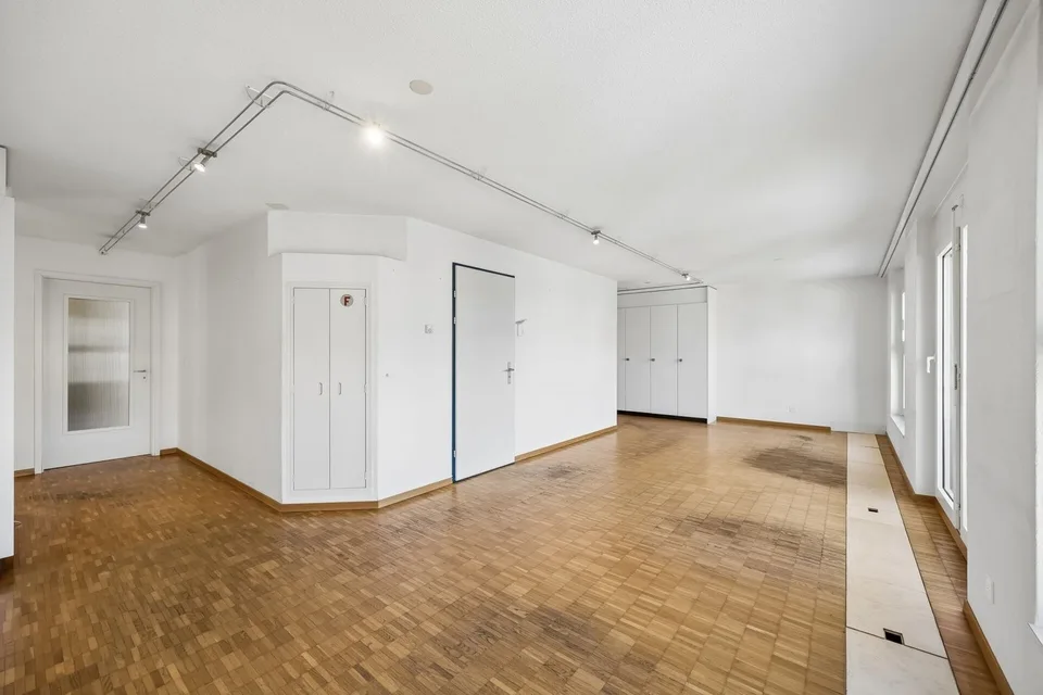 Attraktive Gewerberäumlichkeiten mit Archivräumen und Einstellhalle