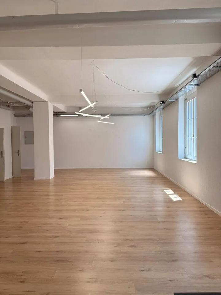 Gewerberaum inkl. Garage und eigenem Vorplatz zu vermieten