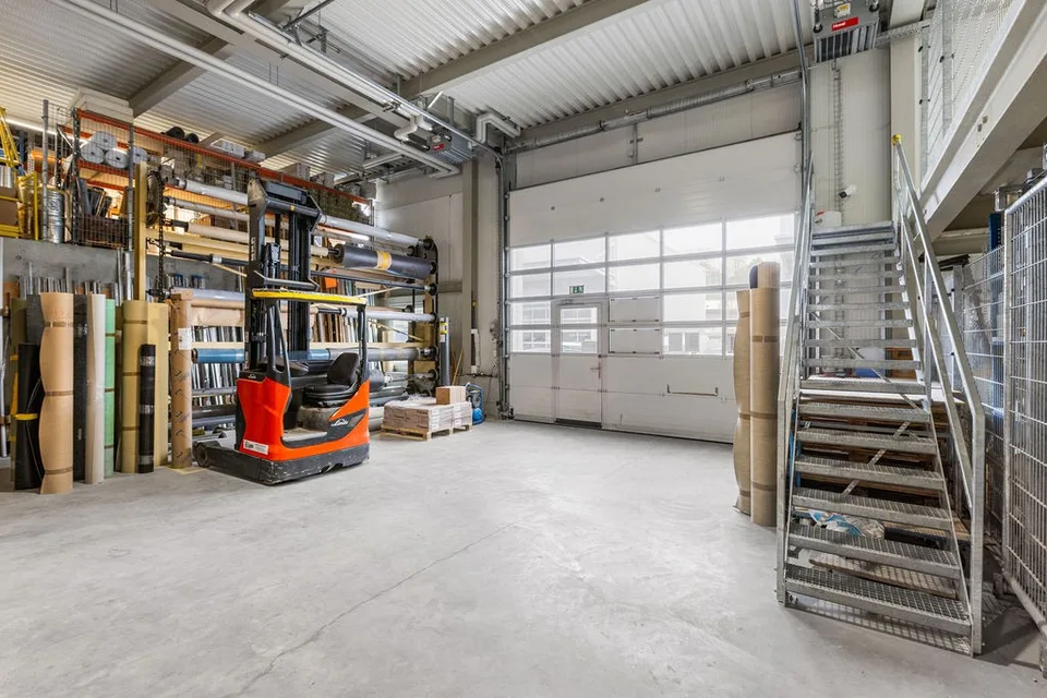 Gewerbezentrum mit Lager, Büro und Showroom an attraktiver Lage in Ittigen
