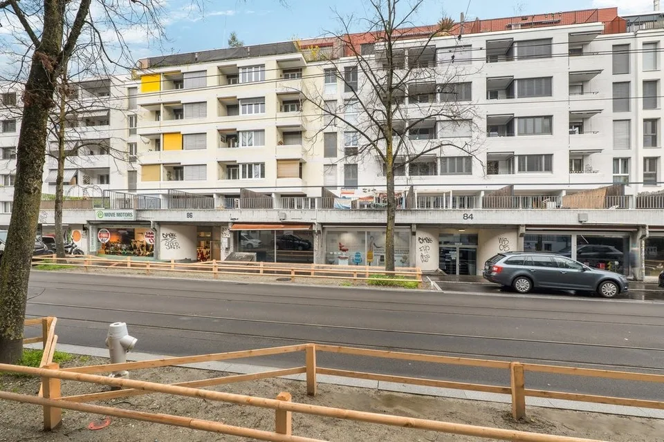 An bester Lage: 145.5m2 bezugsbereite Laden-/Bürofläche