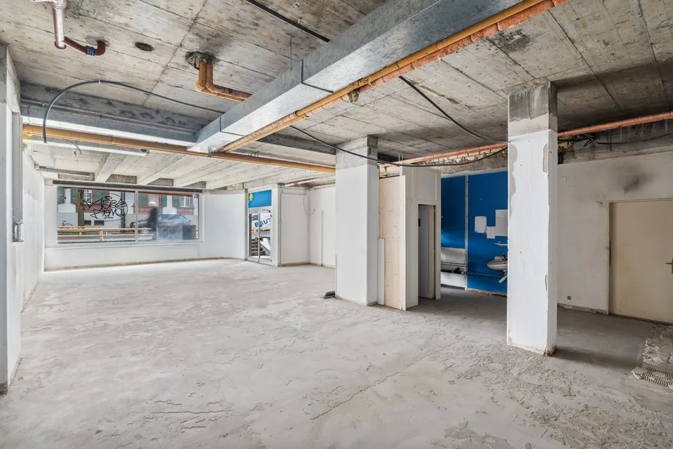 An bester Lage: 145.5m2 bezugsbereite Laden-/Bürofläche – Foto 7 von 11