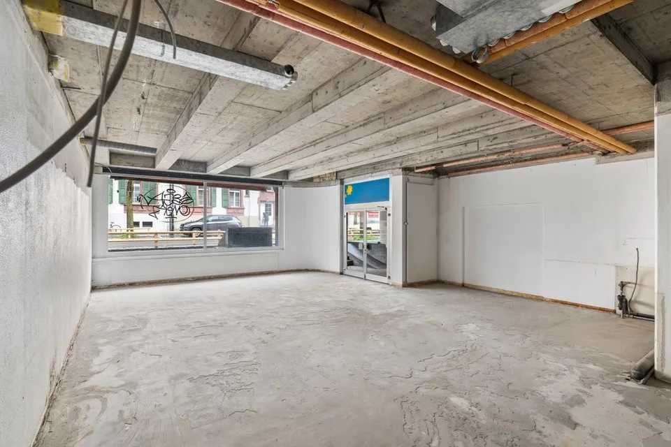 An bester Lage: 145.5m2 bezugsbereite Laden-/Bürofläche