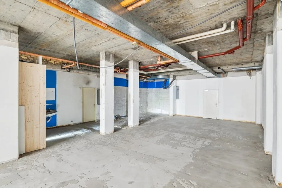 An bester Lage: 145.5m2 bezugsbereite Laden-/Bürofläche