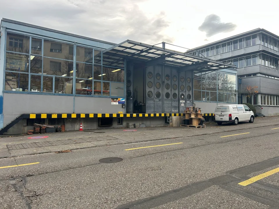 Gewerbehalle mit Anlieferungsrampe